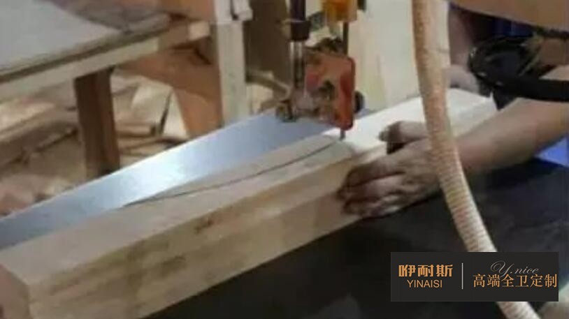 第二步：修邊。把有毛邊、線條角度不規(guī)則的原料修成有角度的規(guī)格料。