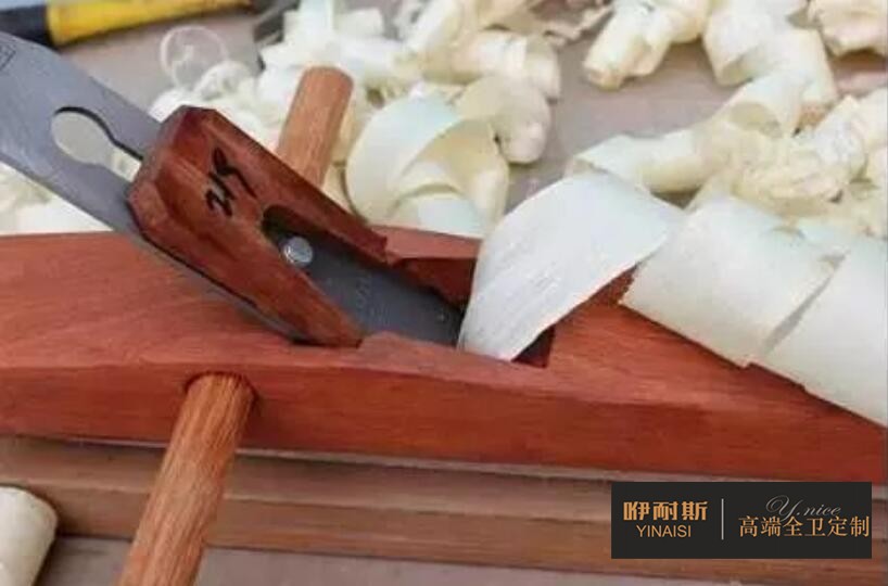 第三步：平刨。把才修過的木板刨削平整、使表面具有一定的平滑度。