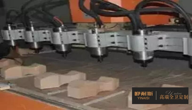 第四步：彎料鋸。彎料鋸及制作造型使木塊具備一定的曲線與規(guī)格。