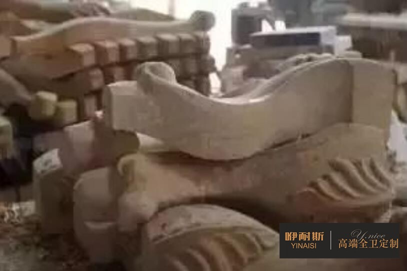 第六步：鑼機：以模具為原型，以刀具進行切削，形成更為完整與流暢的線條，規(guī)定了產(chǎn)品的形狀。