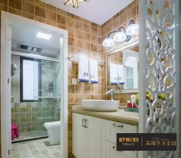 現(xiàn)在大多數(shù)衛(wèi)浴間設(shè)計是干濕分離式，將面盆獨立出來，且設(shè)置遠離門口的地方，打造相對干燥的空間