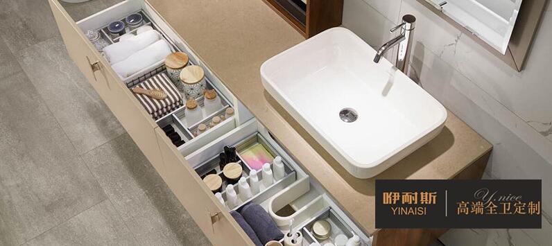 掛墻式浴室柜半開(kāi)放設(shè)計(jì)，儲(chǔ)物空間強(qiáng)大;開(kāi)放式貨架是將日常用品變成裝飾品的好方法，拿取便利，同時(shí)也豐富了衛(wèi)生間的收納。