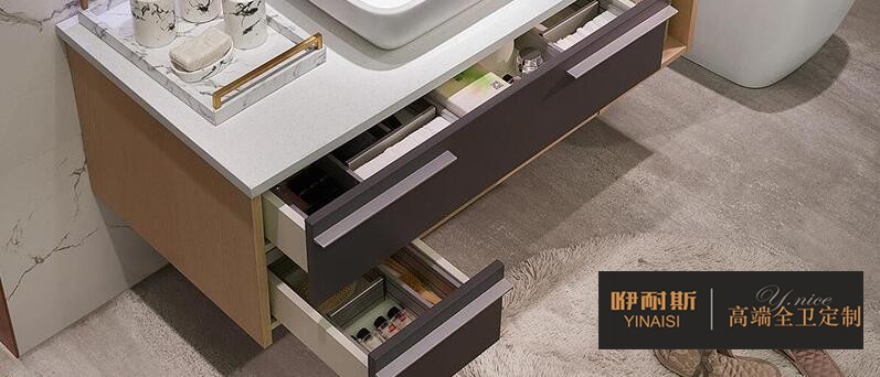 開(kāi)放式存儲(chǔ)是一種日益增長(zhǎng)的浴室趨勢(shì)，不管是小戶型還是大戶型都適用。